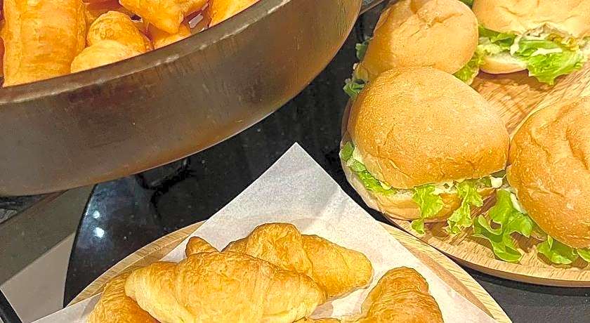 12 The Residence Hotel & Apartment