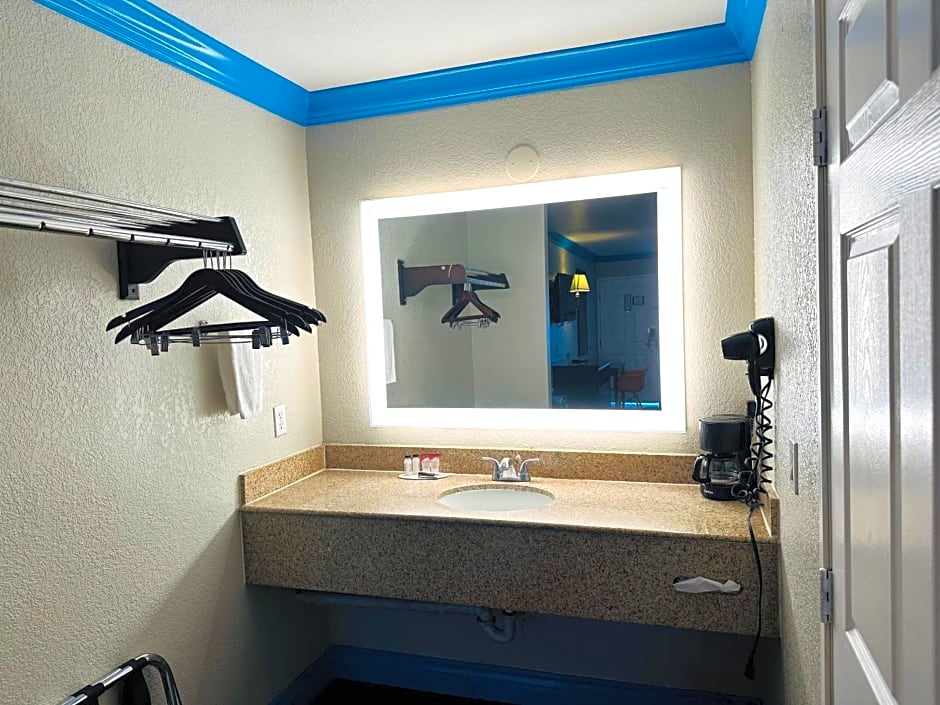 Casa Blanca Hotel & Suites Orange SR-55 Freeway, Near Honda Center, Chapman University, Disneyland