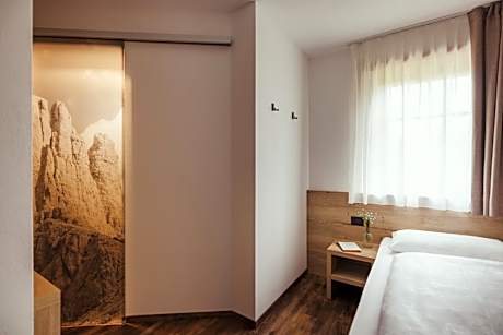 Single Room with Mountain View