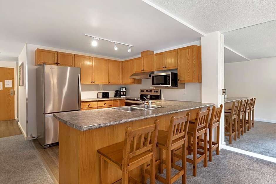 The Woodrun Lodge by Whiski Jack