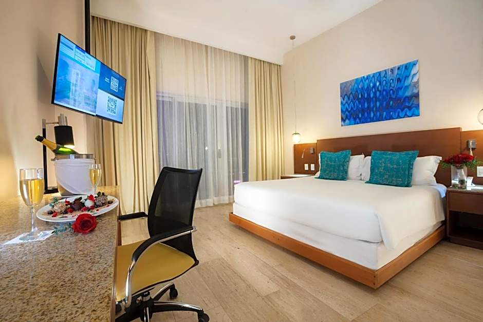 Krystal Urban Cancun-Malecon