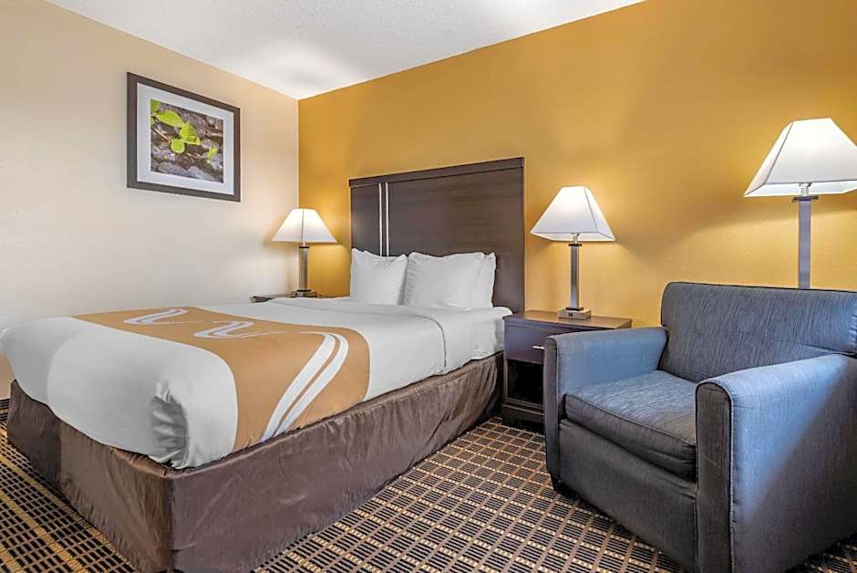 Quality Inn & Suites Warren