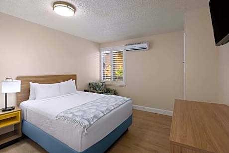 One-Bedroom Queen Suite with Ocean View - First Floor/Non-Smoking