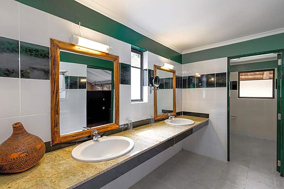 Chobe Safari Lodge-East Africa Uganda