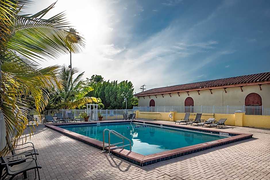 Captain's Table Hotel by Everglades Adventures