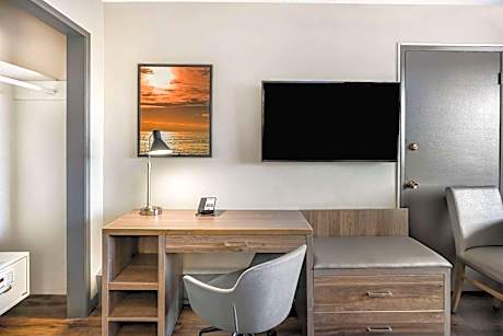 Deluxe King Room with Kitchenette and Street View