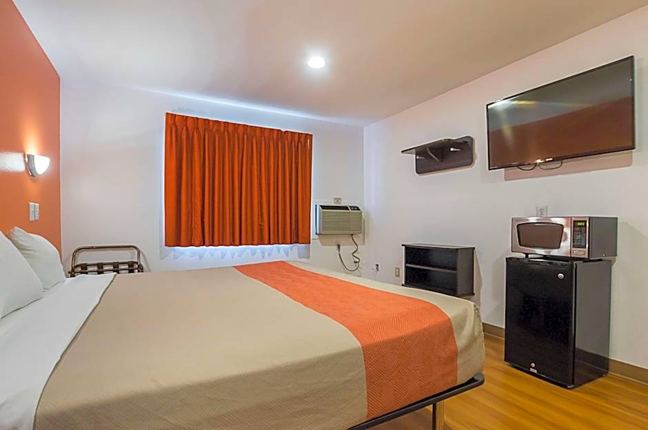 Photo 1 of 1 of 1 Queen Bed, Mobility Accessible, Bathtub, Nonsmoking