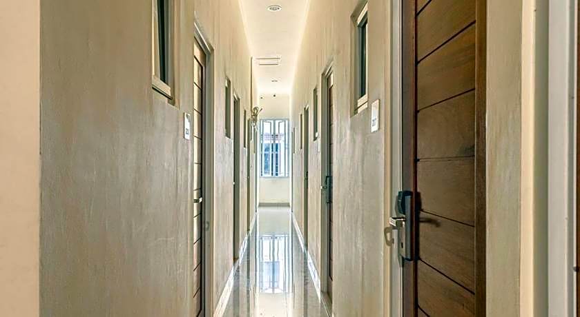 RedDoorz Hostel near LTC Glodok