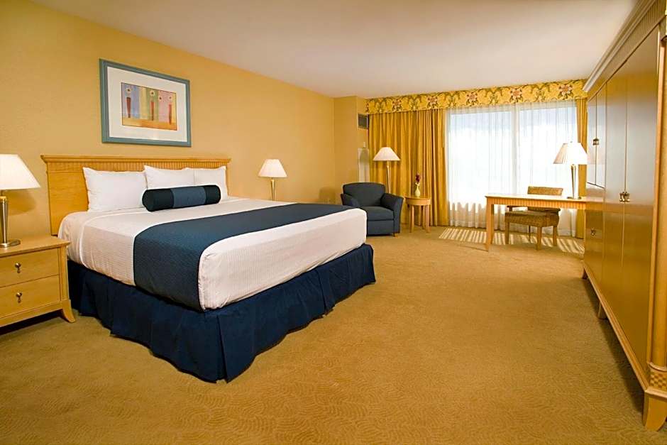 Photo 1 of 4 of Premier 1 King Bed, Smoking