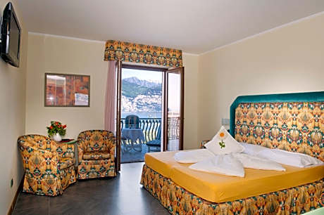 Superior Double or Twin Room with Balcony and  Lake View