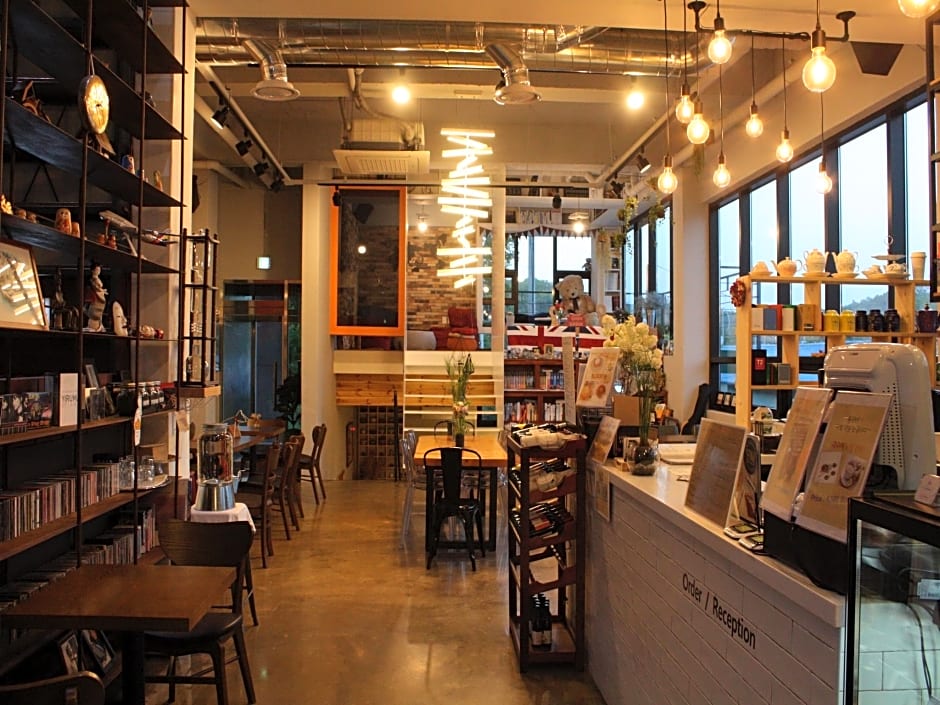 Andong Poonggyung Hostel N Library