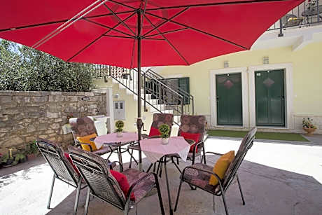 Deluxe Double rooms, shared terrace (1 Queen Bed)