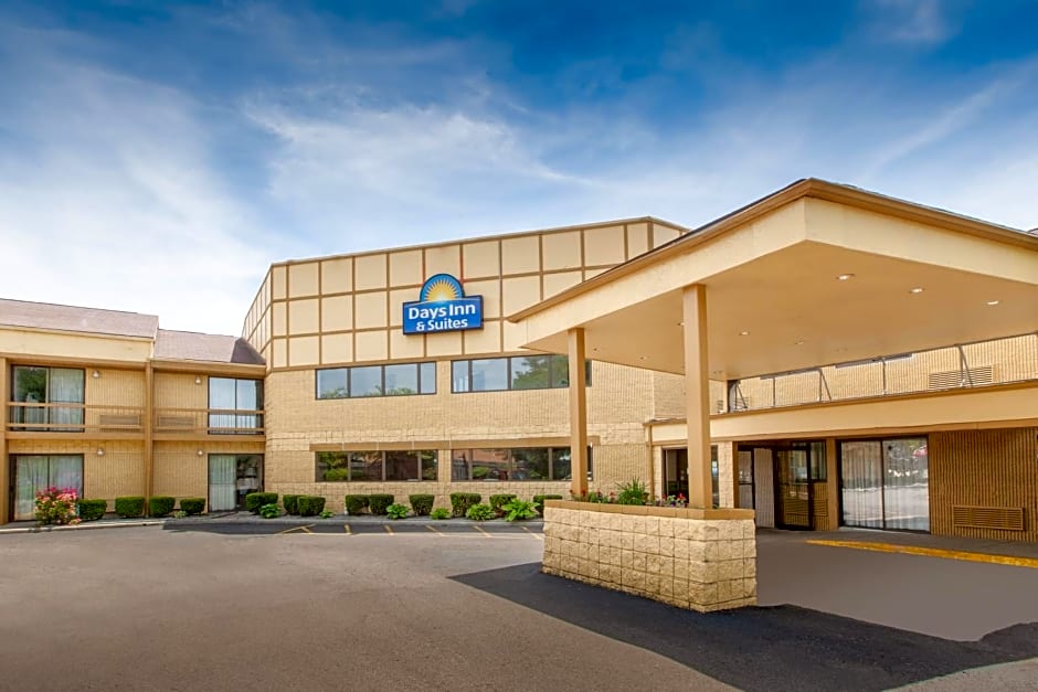 Days Inn & Suites by Wyndham Madison Heights MI