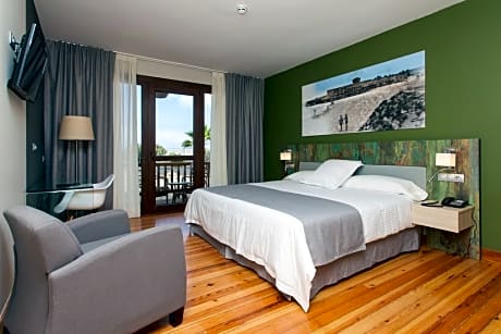 Double room (2 adults & 1 child)