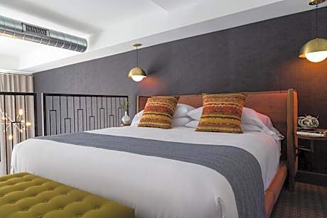 Lark Suite