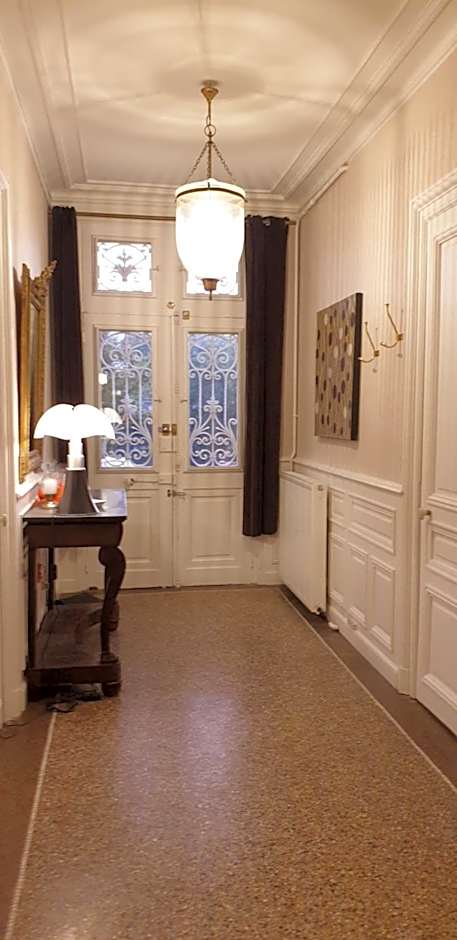 LA MAISON LEONARD