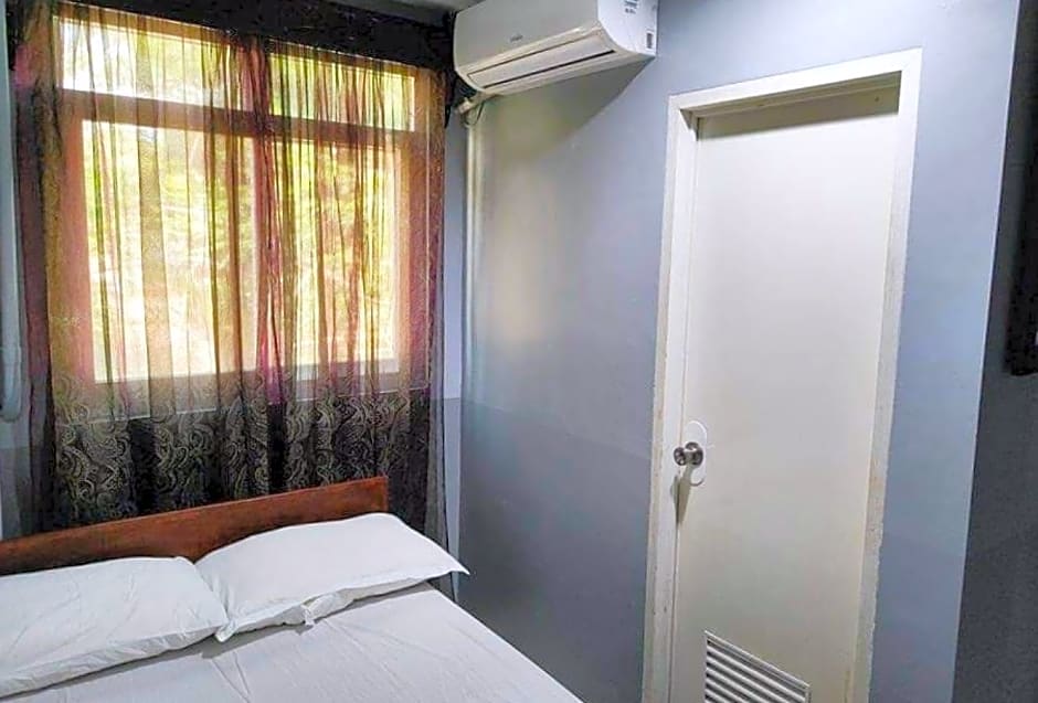 RedDoorz @ Villa E Mansion