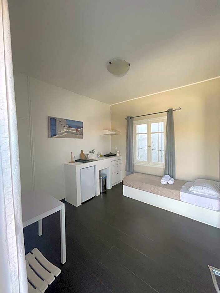 AEGEAN VIEW SEASIDE ROOMS AND STUDIOS KEA