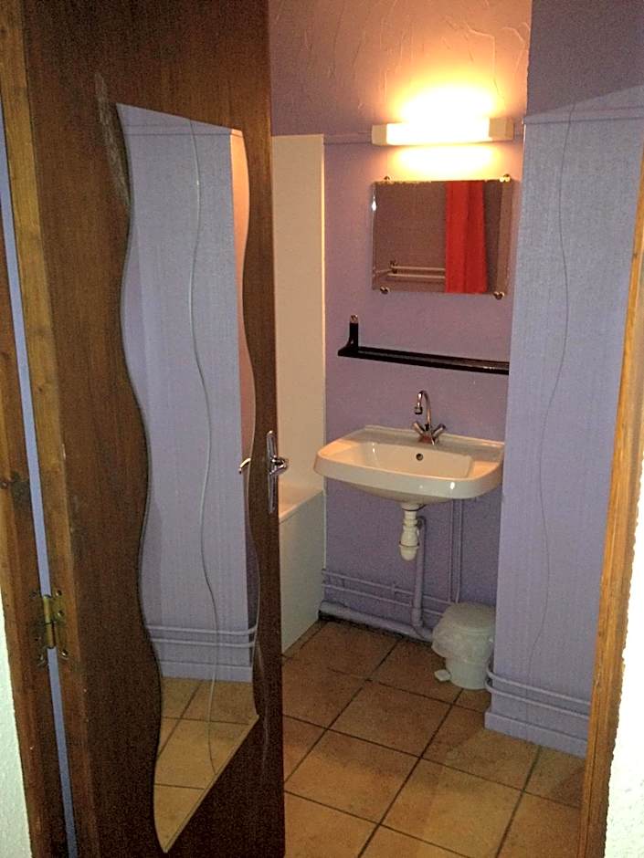 Photo 1 of 4 of Single Room