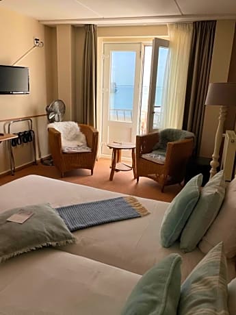Twin Room with Sea View and French Balcony (Elevator access)