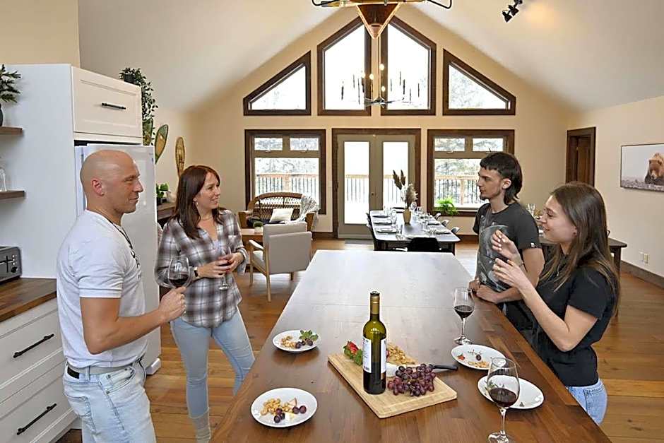 Front RIVER private BEACH 2 HOT TUBS 15 p SAUNA