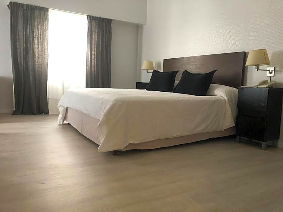 Photo 1 of 34 of Hotel La Perla