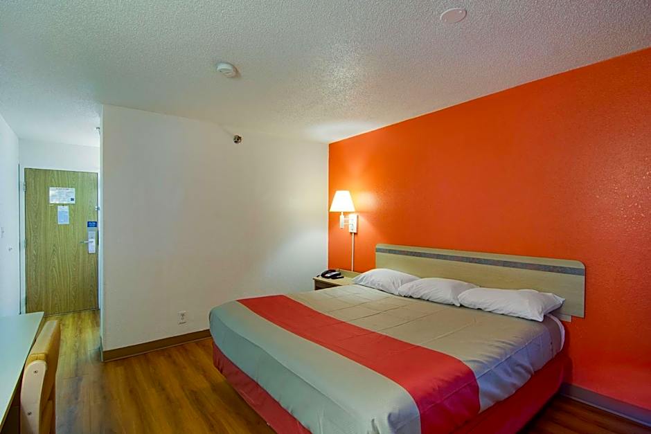 Motel 6-Waukegan, IL