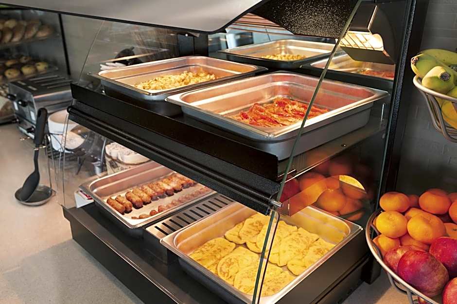 Days Inn & Suites by Wyndham Brandon