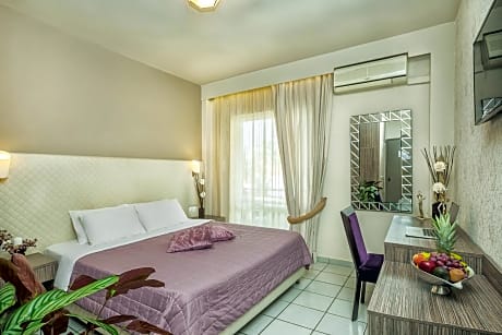 Deluxe Double Room with Garden/Pool and Partial Sea View