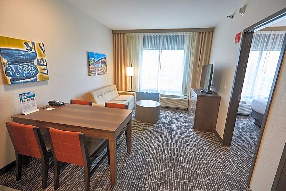 Gundersen Hotel & Suites