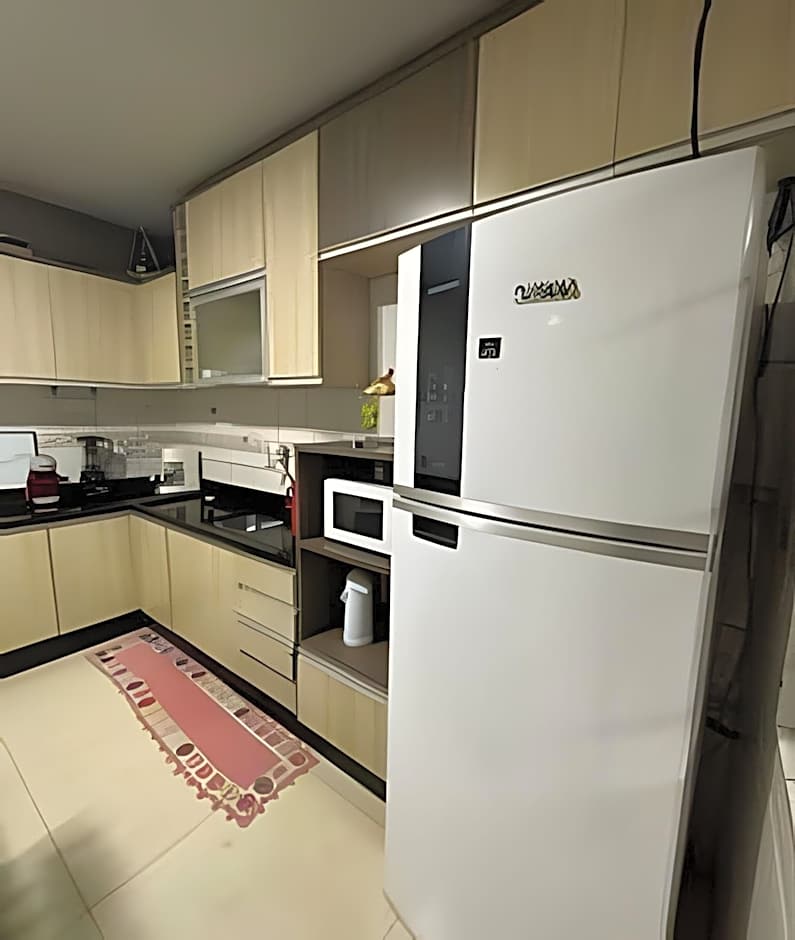 Casa grande - 3 Suítes e Piscina - Próx. ao Centro