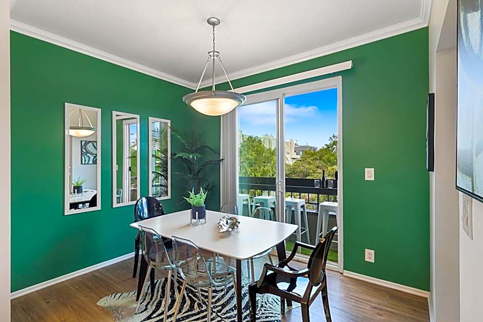 Beverly Hills Glamour Oasis 2 BR Apt with Parking 304