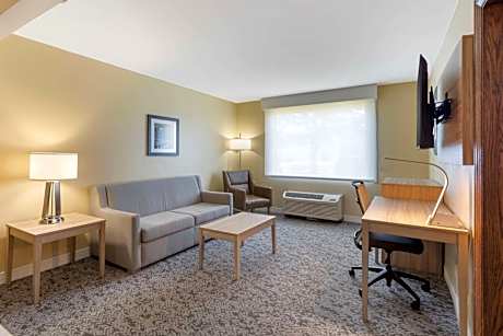 Queen Suite with Two Queen Beds and Sofa Bed - Non-Smoking