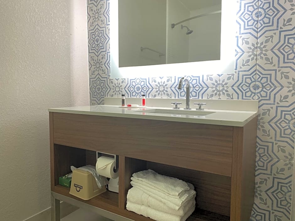 Days Inn & Suites by Wyndham Peachtree Corners Norcross