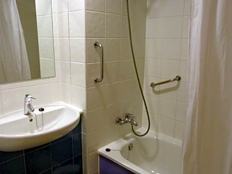DOUBLE BED CAPACITY 1 PAX
