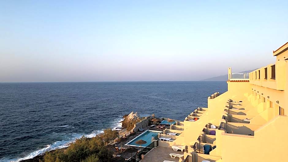 Cavos Bay Hotel & Studios