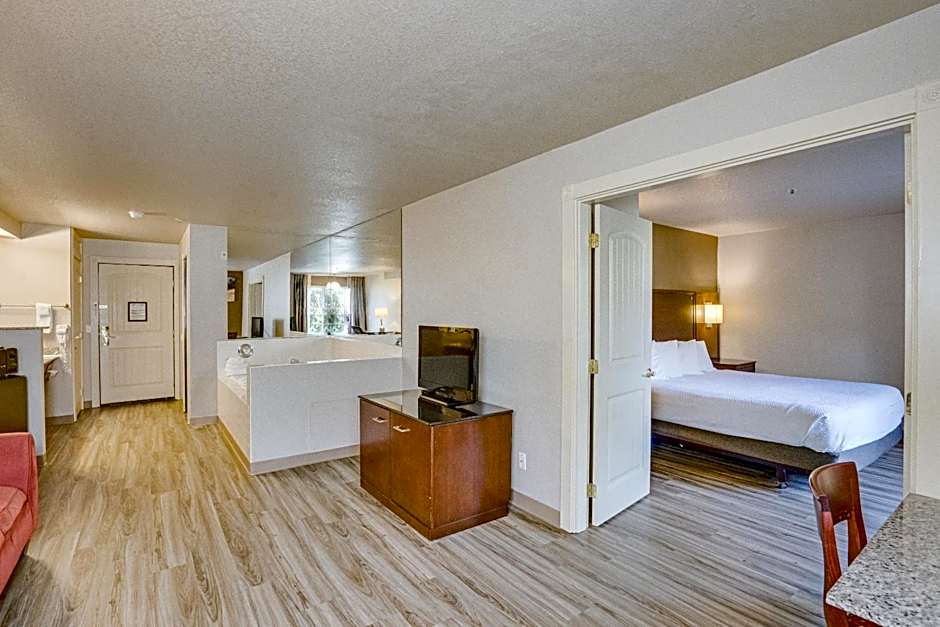 The Ashley Inn & Suites