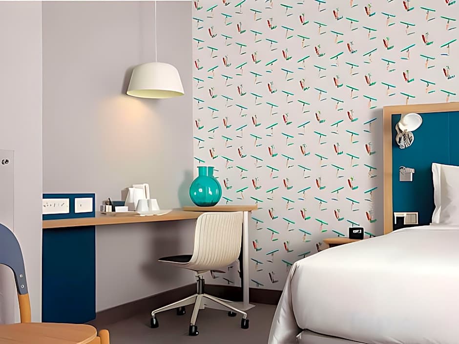 Hampton by Hilton Paris Clichy – Clichy, CA