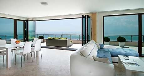 Deluxe One-Bedroom Apartment with Terrace and Sea View