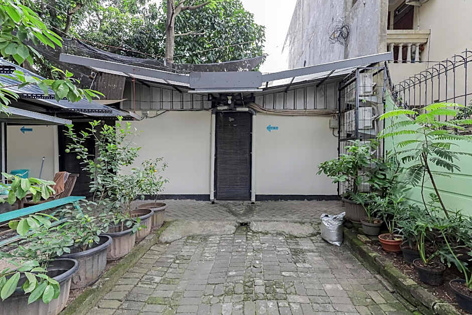 RedDoorz near RS Sari Asih Ciledug