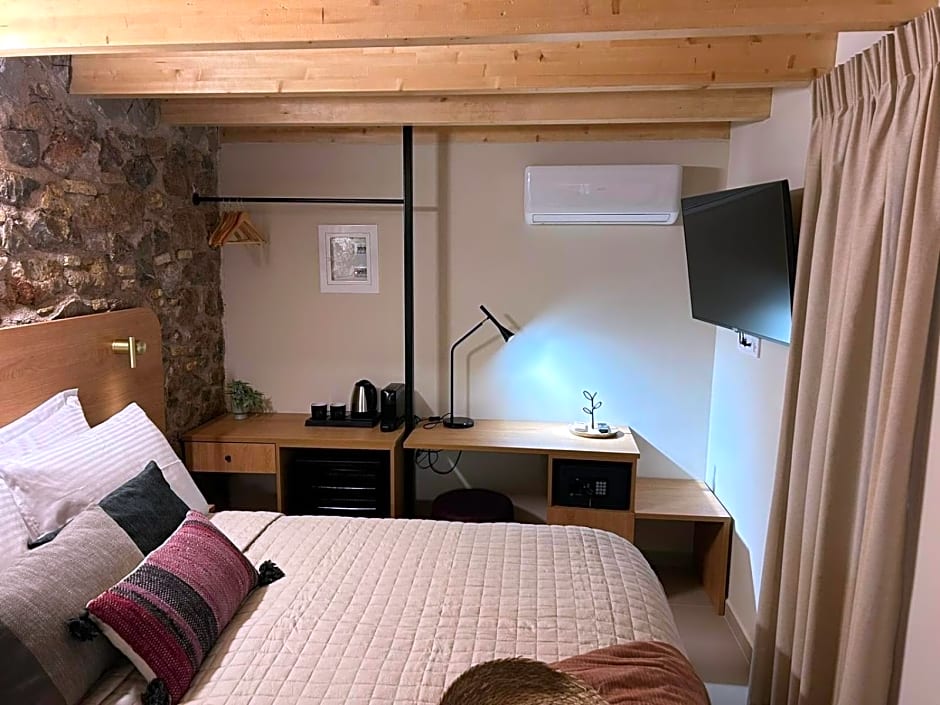 Living Yard Acropolis