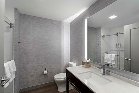 2 Queen Standard Communications Accessible