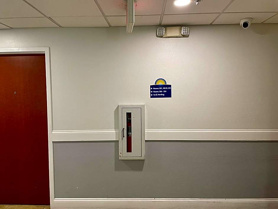 Days Inn & Suites by Wyndham Lakeland