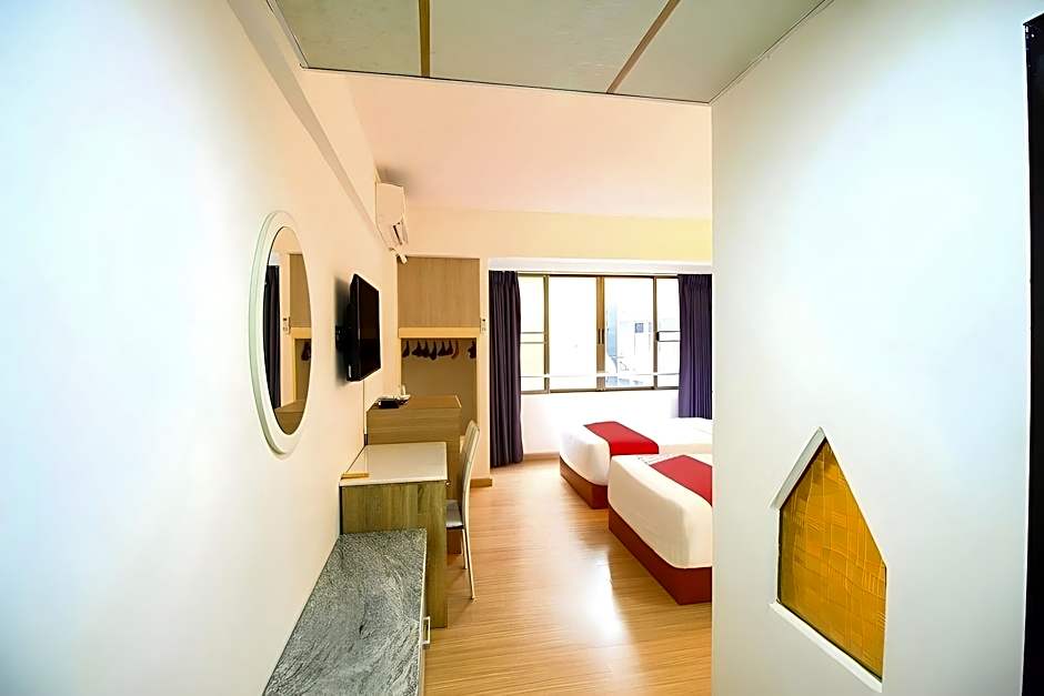 Crown Bts Nana Hotel