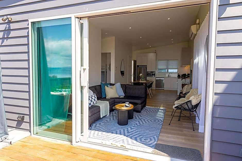 Jandals & Joy Lakefront Retreat