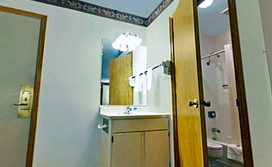 Americas Best Value Inn & Suites Thief River Falls