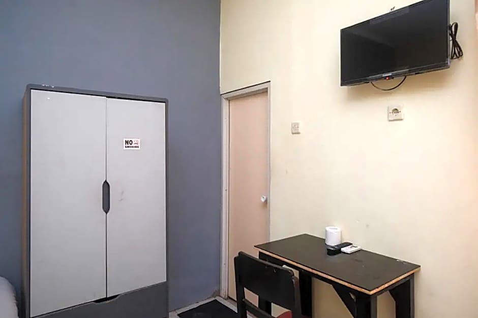 RedDoorz @ Golden Inn Tugu Yogyakarta