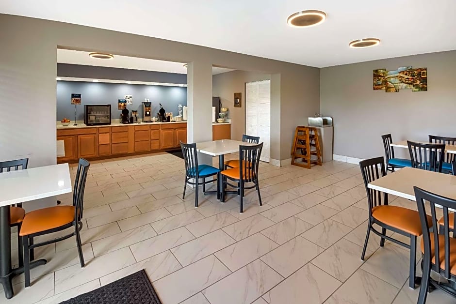 Clarion Pointe Indianapolis Northeast