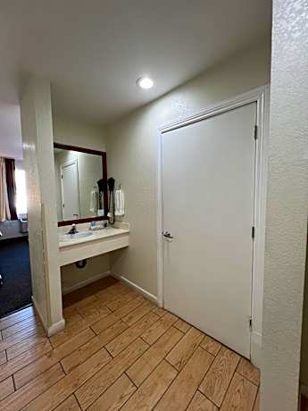 King Room - Disability Access - Non-Smoking