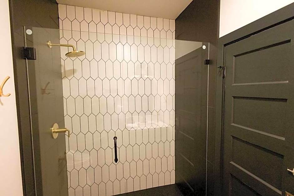 Speakeasy 2 Room Suite (Rm 4)